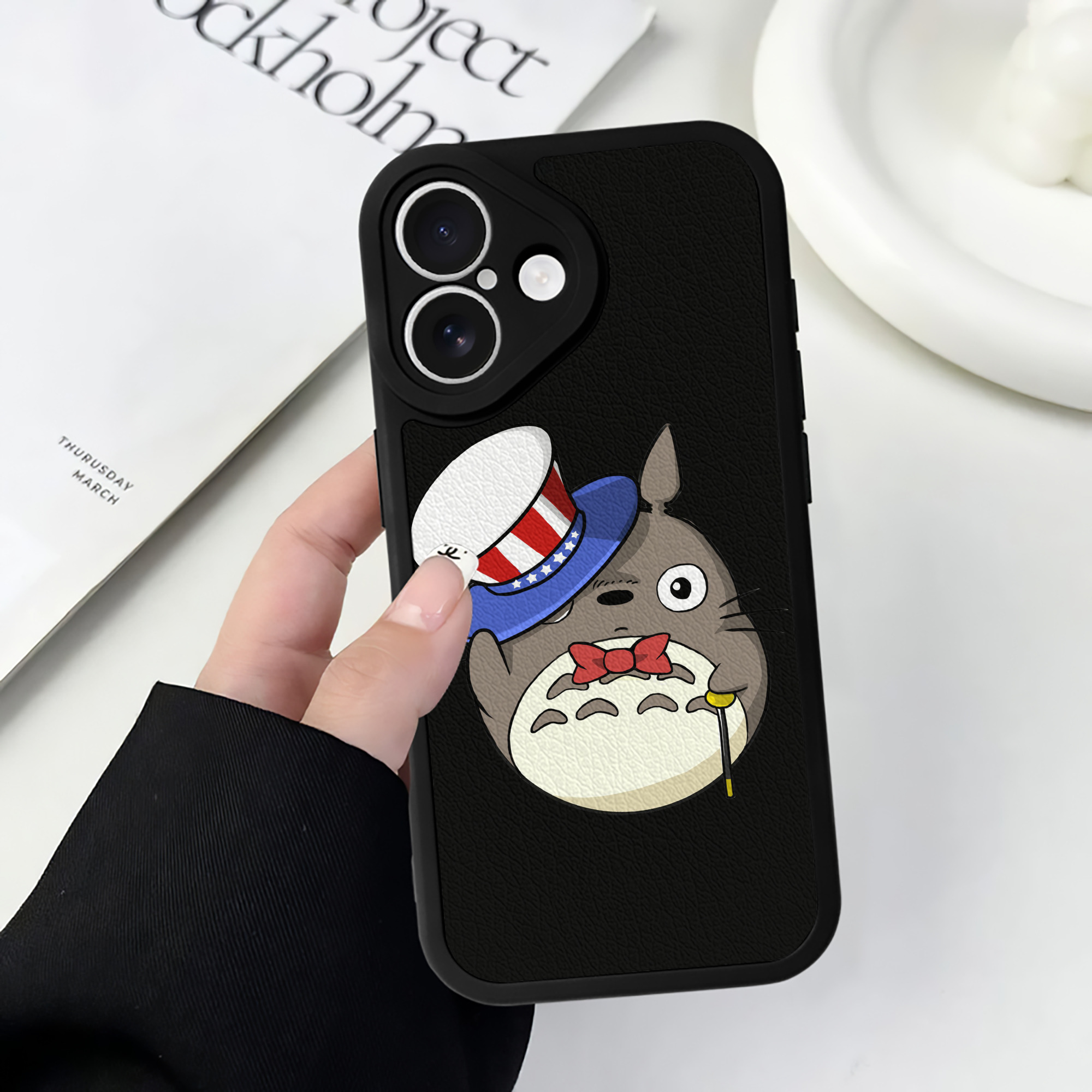 （画像用） となりのトトロ 草壁メイ 草壁サツキ My Neighbor Totoro Satsuki Kusakabe Mei Kusakabe 【iPhone 16シリーズ対応】シリコンスマホケース（レザー調） 材質：シリコン